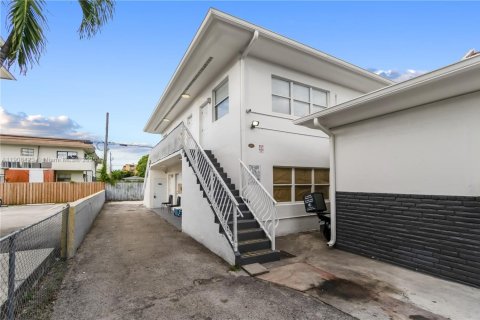 Propiedad comercial en venta en Miami, Florida, 242.85 m2 № 1965740 - foto 2