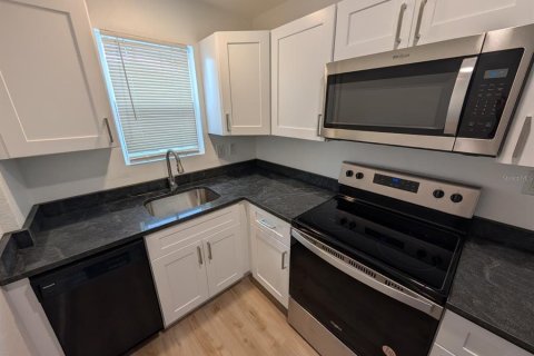 House in Saint Petersburg, Florida 1 bedroom, 51.1 sq.m. № 2198497 - photo 3