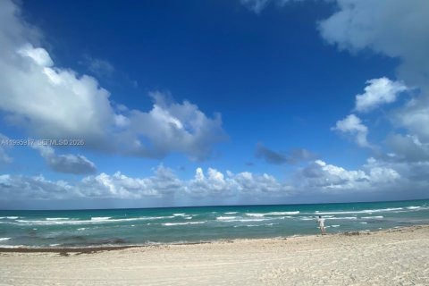 Снять в аренду квартиру в Серфсайд, Флорида № 2058953 - фото 2