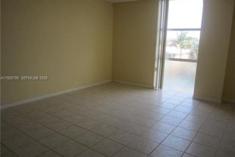 Condominio en alquiler en North Miami, Florida, 2 dormitorios, 89.46 m2 № 1984294 - foto 3