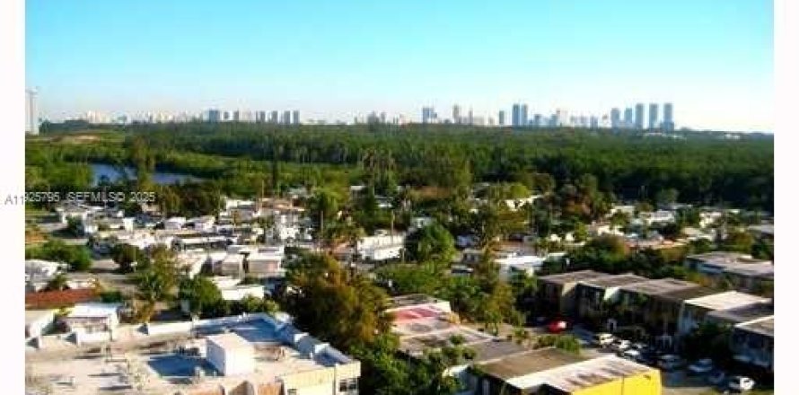 Condominio en North Miami, Florida, 2 dormitorios  № 1984294