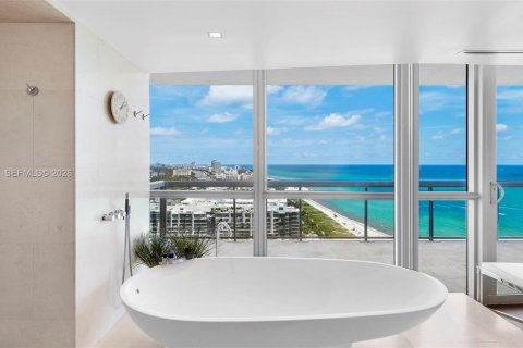 Condo in Miami Beach, Florida, 3 bedrooms № 2081345 - photo 18