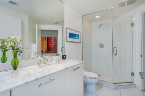 Condo in Miami, Florida, 2 bedrooms  № 1929106 - photo 12