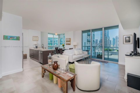 Condo in Miami, Florida, 2 bedrooms  № 1929106 - photo 1