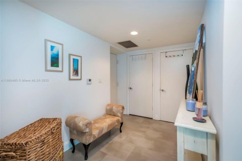 Condo in Miami, Florida, 2 bedrooms  № 1929106 - photo 14