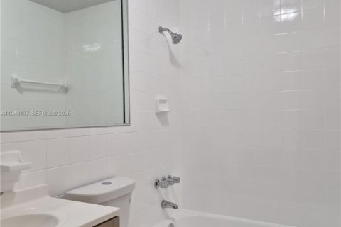 Villa ou maison à louer à Miami, Floride: 3 chambres, 171.4 m2 № 1999514 - photo 18