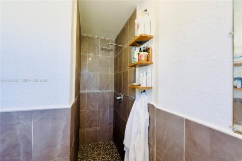 House in Miami, Florida 3 bedrooms, 111.48 sq.m. № 1995765 - photo 15