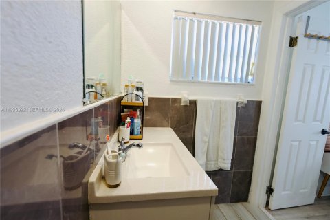 House in Miami, Florida 3 bedrooms, 111.48 sq.m. № 1995765 - photo 18
