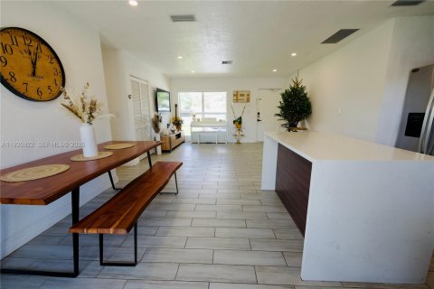 House in Miami, Florida 3 bedrooms, 111.48 sq.m. № 1995765 - photo 5