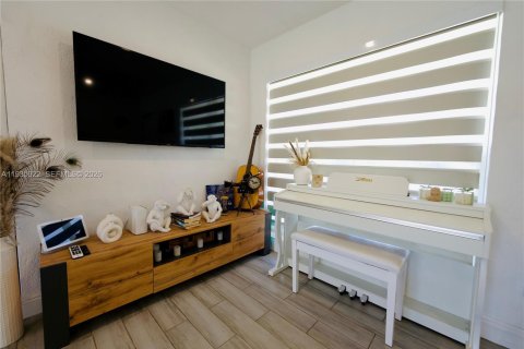House in Miami, Florida 3 bedrooms, 111.48 sq.m. № 1995765 - photo 9