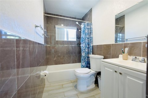 House in Miami, Florida 3 bedrooms, 111.48 sq.m. № 1995765 - photo 19