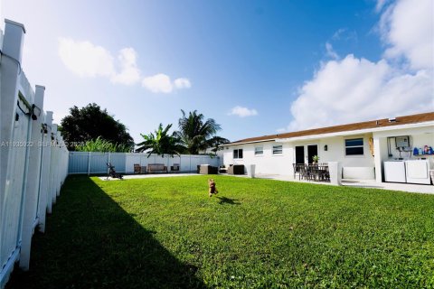 House in Miami, Florida 3 bedrooms, 111.48 sq.m. № 1995765 - photo 10