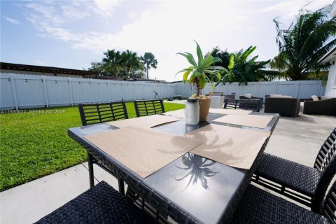 House in Miami, Florida 3 bedrooms, 111.48 sq.m. № 1995765 - photo 12