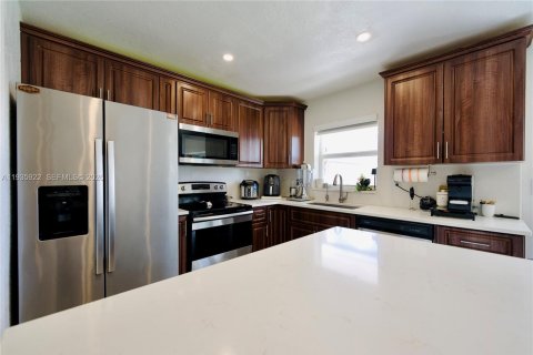 House in Miami, Florida 3 bedrooms, 111.48 sq.m. № 1995765 - photo 7