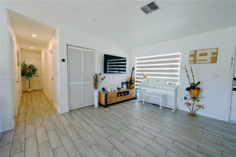 House in Miami, Florida 3 bedrooms, 111.48 sq.m. № 1995765 - photo 8
