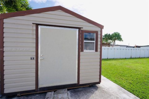 House in Miami, Florida 3 bedrooms, 111.48 sq.m. № 1995765 - photo 23
