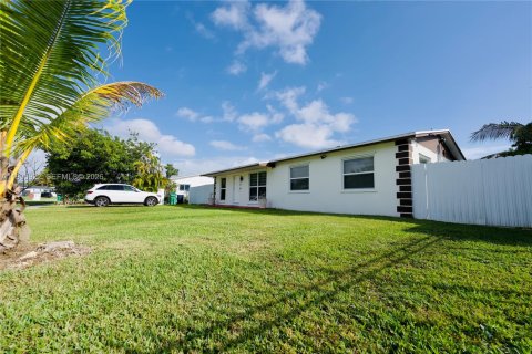 House in Miami, Florida 3 bedrooms, 111.48 sq.m. № 1995765