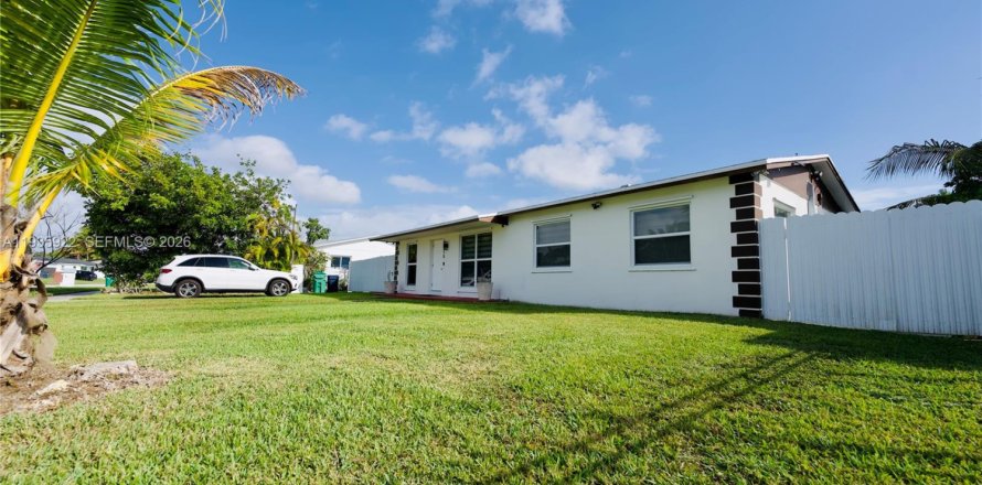 House in Miami, Florida 3 bedrooms, 111.48 sq.m. № 1995765