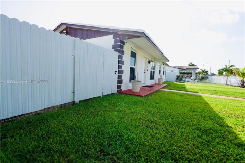 House in Miami, Florida 3 bedrooms, 111.48 sq.m. № 1995765 - photo 3