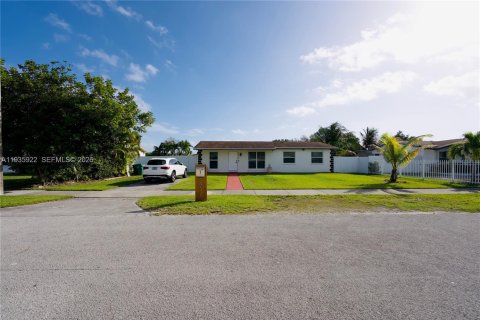 House in Miami, Florida 3 bedrooms, 111.48 sq.m. № 1995765 - photo 25