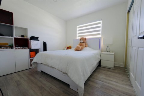House in Miami, Florida 3 bedrooms, 111.48 sq.m. № 1995765 - photo 17