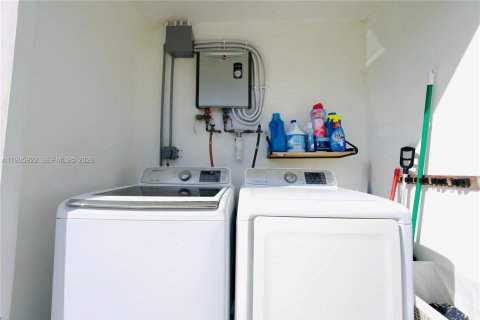 House in Miami, Florida 3 bedrooms, 111.48 sq.m. № 1995765 - photo 22