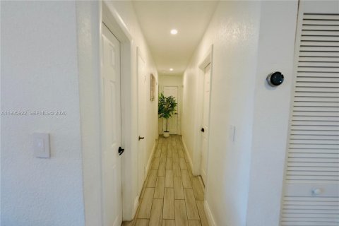 House in Miami, Florida 3 bedrooms, 111.48 sq.m. № 1995765 - photo 20