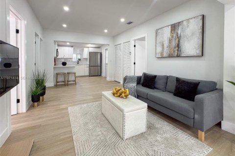 House in Miami, Florida 3 bedrooms, 102.56 sq.m. № 2032761 - photo 7