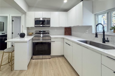 House in Miami, Florida 3 bedrooms, 102.56 sq.m. № 2032761 - photo 13