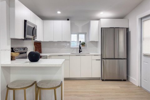 House in Miami, Florida 3 bedrooms, 102.56 sq.m. № 2032761 - photo 11