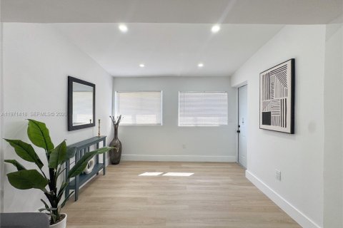 House in Miami, Florida 3 bedrooms, 102.56 sq.m. № 2032761 - photo 5