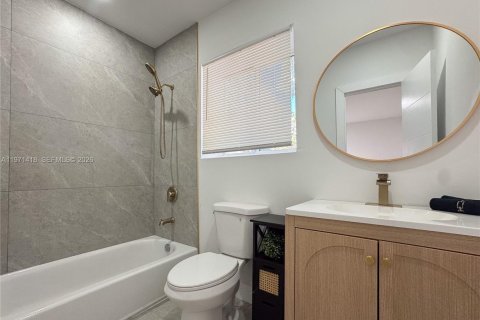 House in Miami, Florida 3 bedrooms, 102.56 sq.m. № 2032761 - photo 15