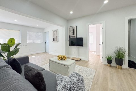 House in Miami, Florida 3 bedrooms, 102.56 sq.m. № 2032761 - photo 9