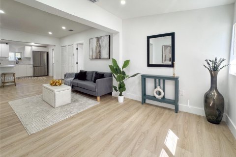 House in Miami, Florida 3 bedrooms, 102.56 sq.m. № 2032761 - photo 4