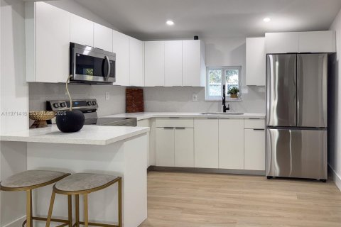 House in Miami, Florida 3 bedrooms, 102.56 sq.m. № 2032761 - photo 12