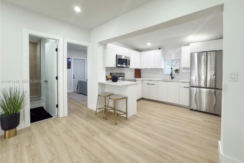 House in Miami, Florida 3 bedrooms, 102.56 sq.m. № 2032761 - photo 10
