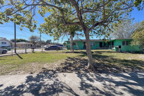 House in Miami, Florida 3 bedrooms, 102.56 sq.m. № 2032761 - photo 23