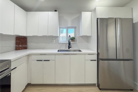 House in Miami, Florida 3 bedrooms, 102.56 sq.m. № 2032761 - photo 14