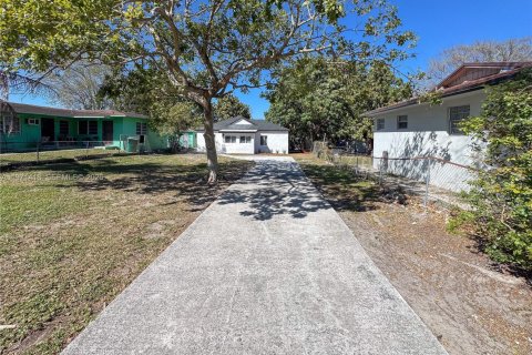 House in Miami, Florida 3 bedrooms, 102.56 sq.m. № 2032761 - photo 3