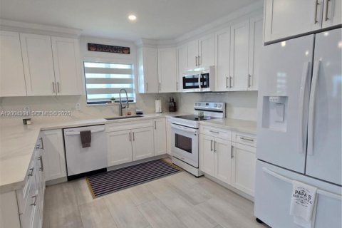 House in Key Largo, Florida 3 bedrooms, 153.29 sq.m. № 2068483 - photo 6