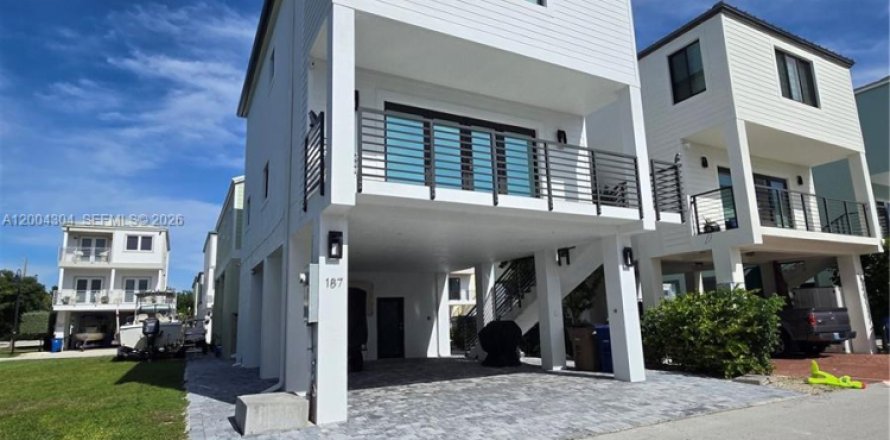 House in Key Largo, Florida 3 bedrooms, 153.29 sq.m. № 2068483