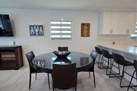 House in Key Largo, Florida 3 bedrooms, 153.29 sq.m. № 2068483 - photo 5