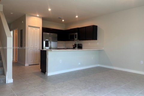 Снять в аренду таунхаус в Флорида-Сити, Флорида 3 спальни, 132.39м2, № 2005748 - фото 4