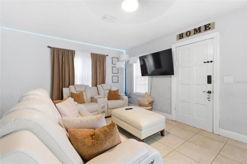 House in Tampa, Florida 4 bedrooms, 188.87 sq.m. № 2209436 - photo 4