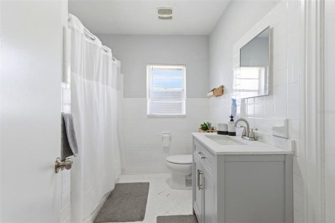 House in Tampa, Florida 4 bedrooms, 188.87 sq.m. № 2209436 - photo 8