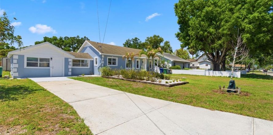 House in Tampa, Florida 4 bedrooms, 188.87 sq.m. № 2209436