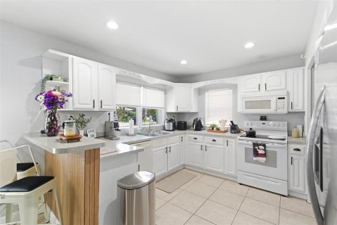 House in Tampa, Florida 4 bedrooms, 188.87 sq.m. № 2209436 - photo 14