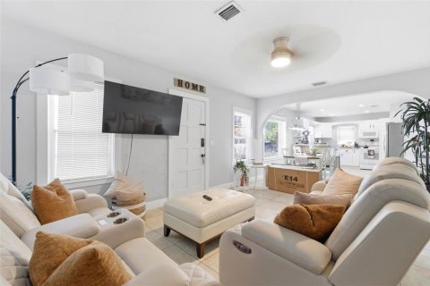 House in Tampa, Florida 4 bedrooms, 188.87 sq.m. № 2209436 - photo 3