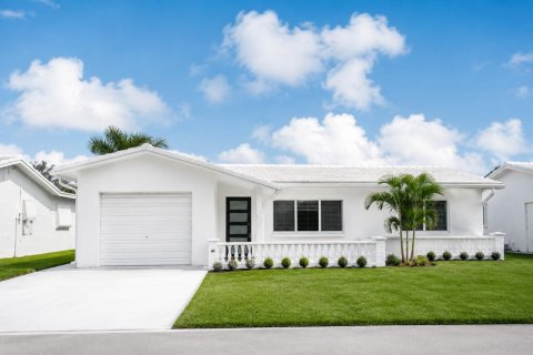 House in Boynton Beach, Florida 2 bedrooms, 132.66 sq.m. № 2154327