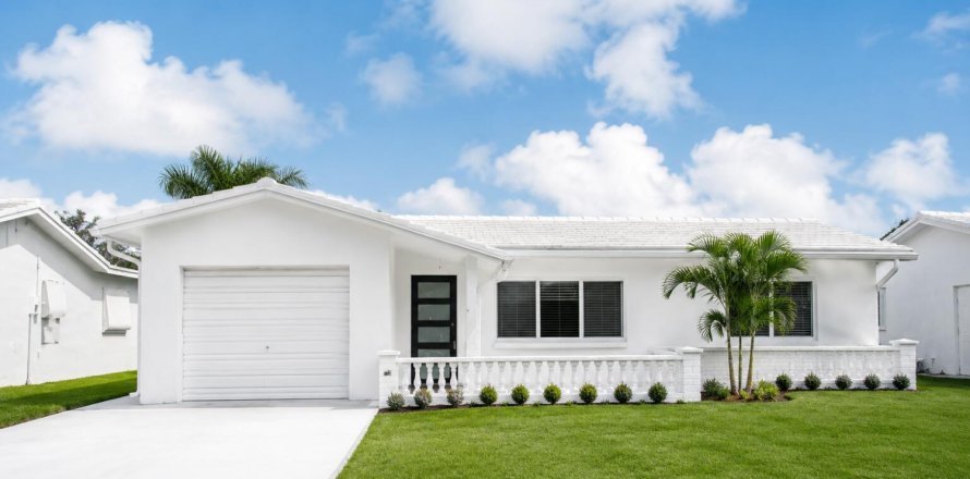 House in Boynton Beach, Florida 2 bedrooms, 132.66 sq.m. № 2154327